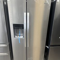 Whirlpool - 2 Door Refrigerator With Water & Ice / Full Size 