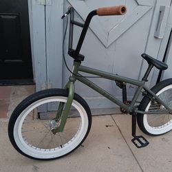 BMX.      ELITE.        20"tires 
