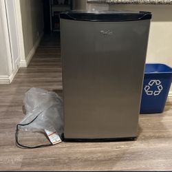 Whirlpool Mini fridge 