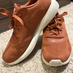 Women’s 7.5 Tennis shoes 