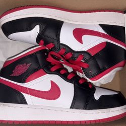 Air Jordan 1 Mid Black And Berry White 