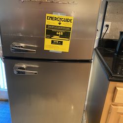 Frgidaire refrigerator 7.5  Cu Ft