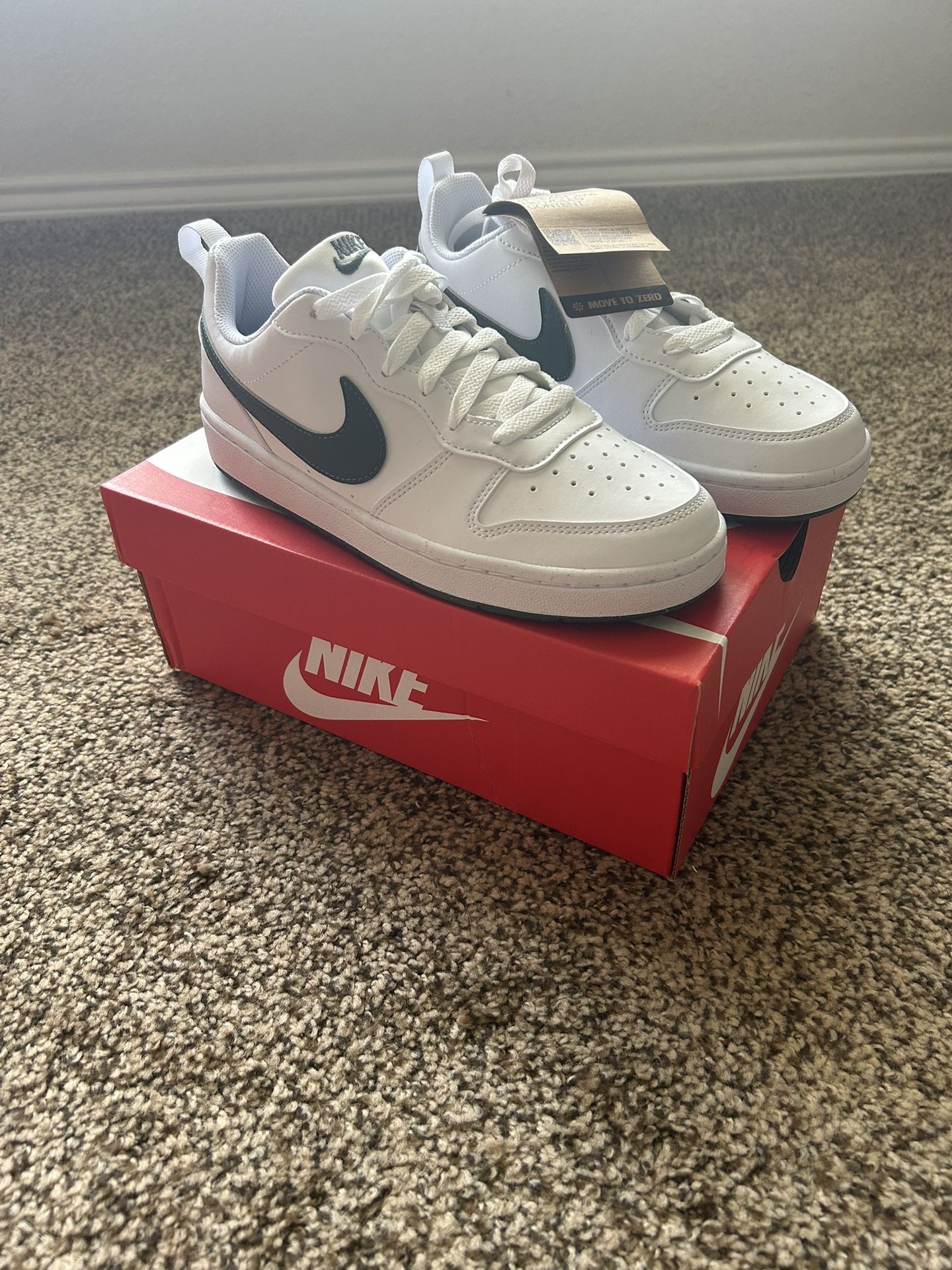 New Nike sneakers youth size 6.5Y women size 9