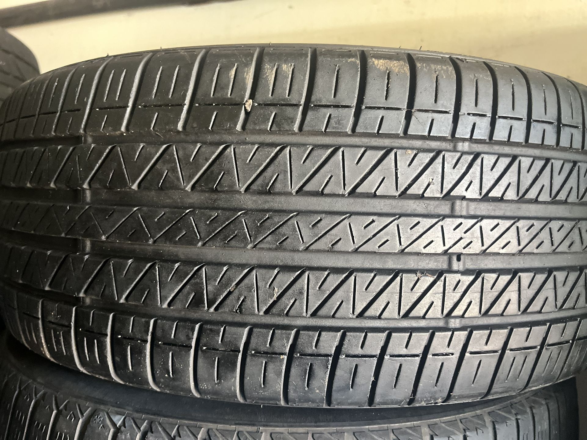 225 45 19 DUNLOP SINGLE TIRE ONLY LIKE NEW $50 for the single tire