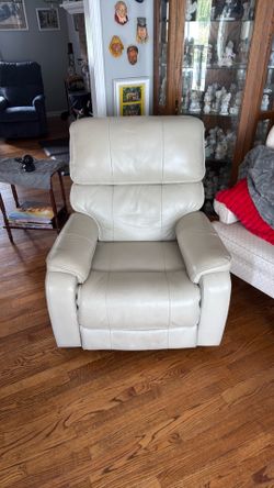 Barcalounge chair. Cream color leather