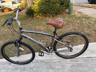26" TREK navigator 2.0 Men's Bike in GREAT condition frame size - Large frame