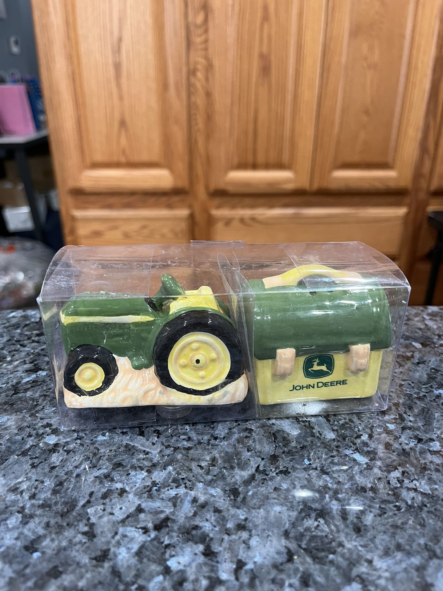Ceramic John Deere Salt and pepper shaker set tractor and lunch box. no chips or cracks in original box. Brand new never removed from packaging.