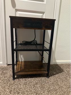 End table with Plug