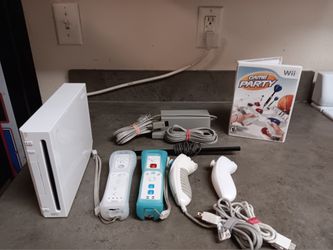 Nintendo Wii Console, W/2 Controllers, 2 Nunchucks, Cables, Game Tested, Working