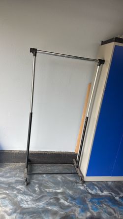 Mobile clothing hanger