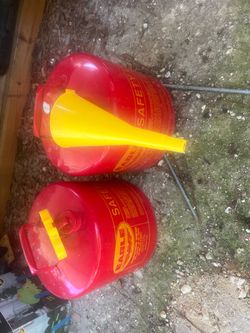 2 USA metal gas cans
