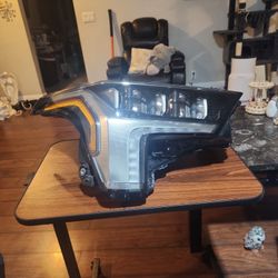 2022 - 2025 Toyota Tundra Right Headlight