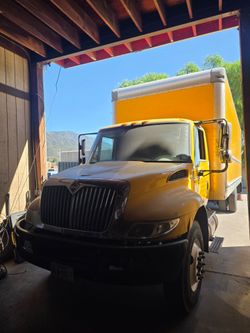 International Yellow Box Truck 2017
