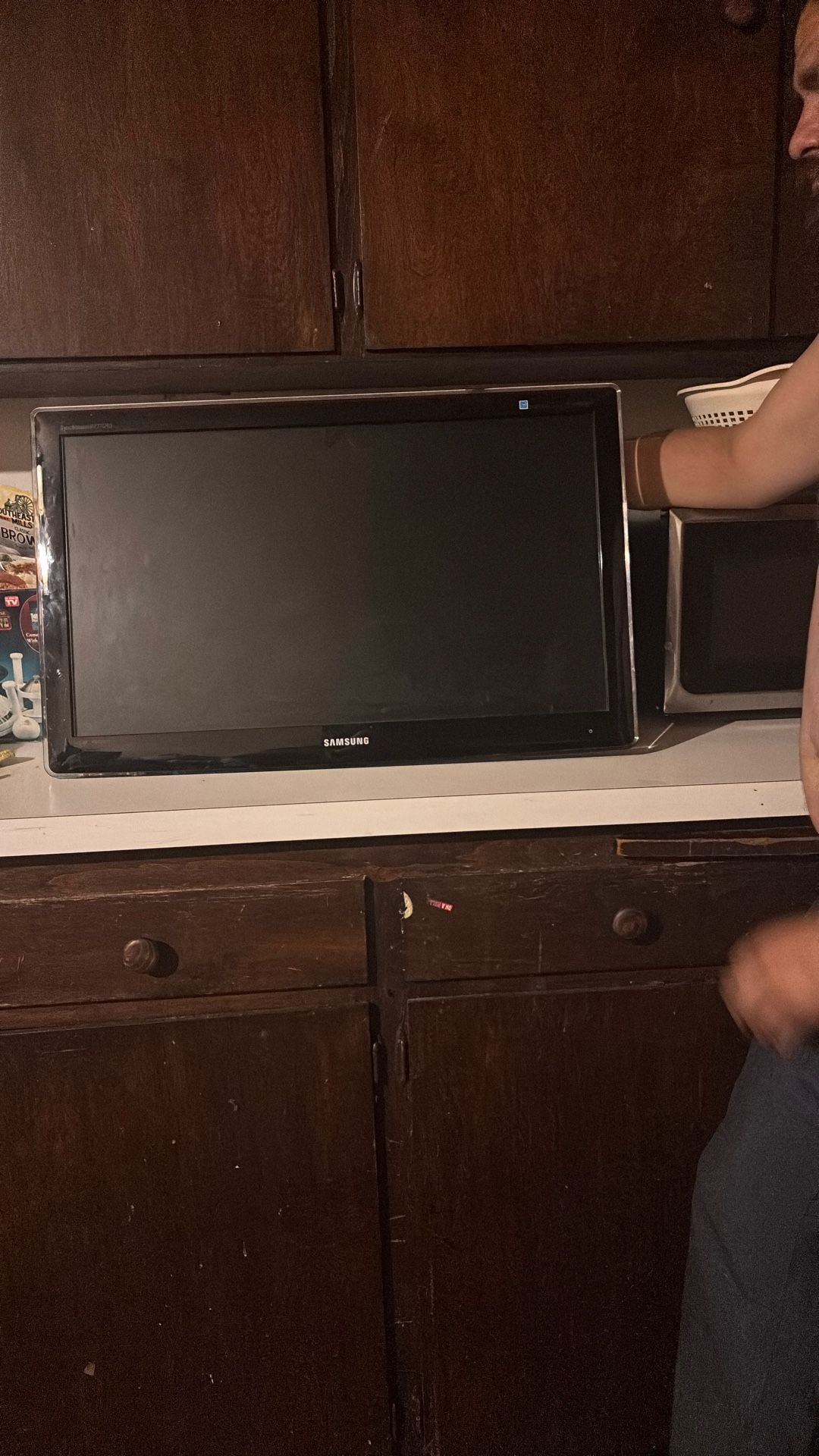 Samsung Sync master P2770hd ( Mount Not Include)
