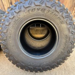 37x12.5x17 Toyo Rt Trail 4 Tires Need Gone