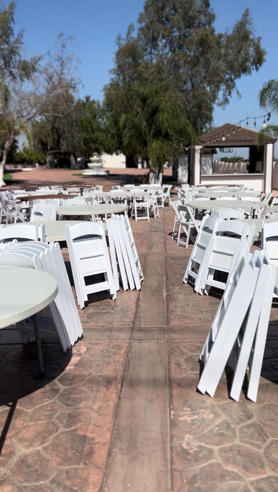 White Resin Padded Chairs - Sillas Resinas Blancas