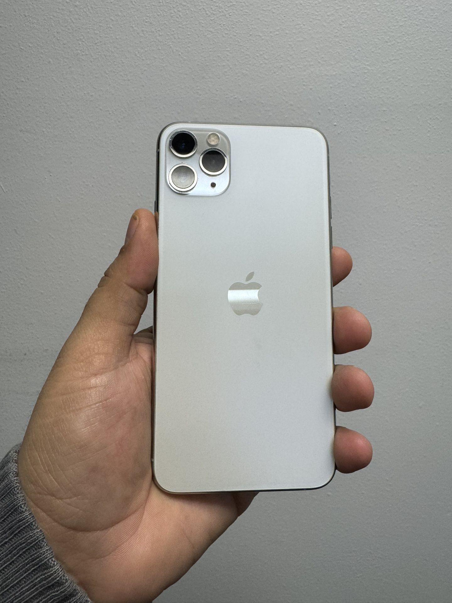 美品 Apple iPhone 11 Pro MAX 64GB シルバー Amazon | 【整備済み品】Apple iPhone 11 Pro Max 64GB シルバー SIM