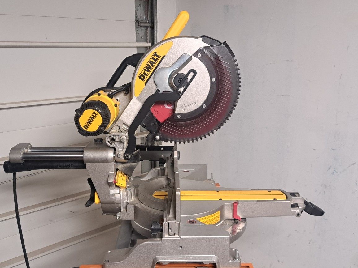 12" Dewalt Compound Sliding Miter Saw DWS779