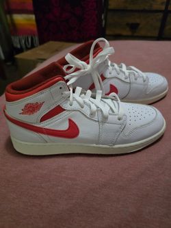 Nike Air Jordan 1 Mid SE 'White Dune Red' 6.5 y or men,  women size 8