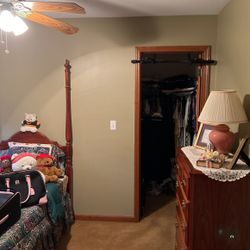 Like Brand New Bassett Cherry Wood Kids Bedroom Set 