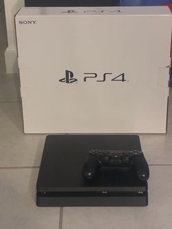 Play station 4 slim con goldhen
