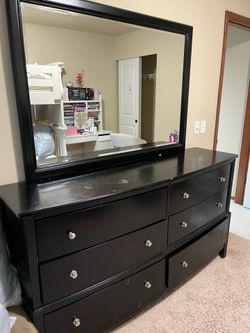 Black dresser with mirror included (6 drawers)