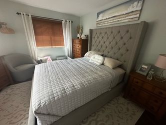 Modern Queen Bed Frame with 2 Dressers and nightstand!!! Oak wood!