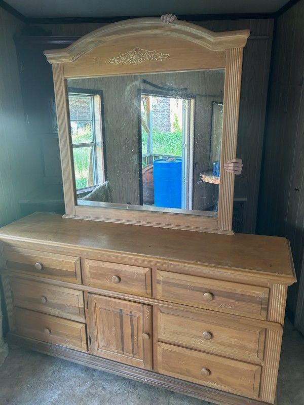 Dresser With Mirror