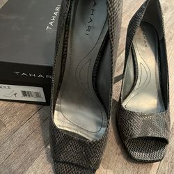 Gray Tahari Ta-Riddle Heels. Size 9M In Very Good Condition. 