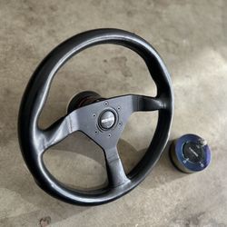 Momo Steering Wheel With Nrg Quick Release And Lock/key