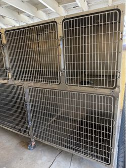 STAINLESS STEEL 5 CAGE ROLLING KENNELS.