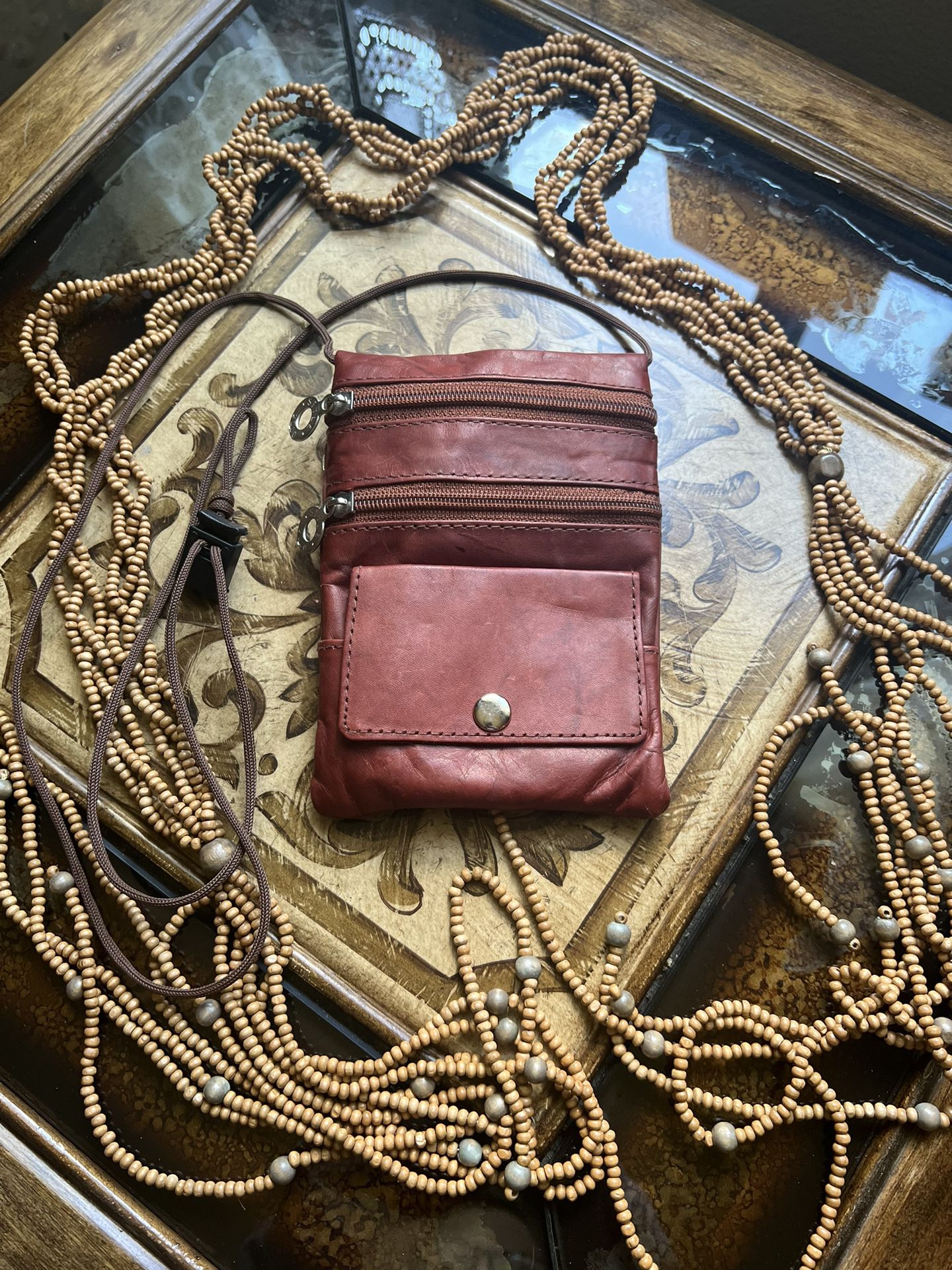 Super sharp, soft leather purse for wallet and cell phone usage and great condition says style 2000 has adjustable strap see photos