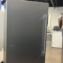 New Frigidaire Upright Freezer 18 Cu Ft With Ice Maker 