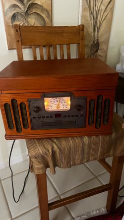 Vintage Record Player / Radio Console