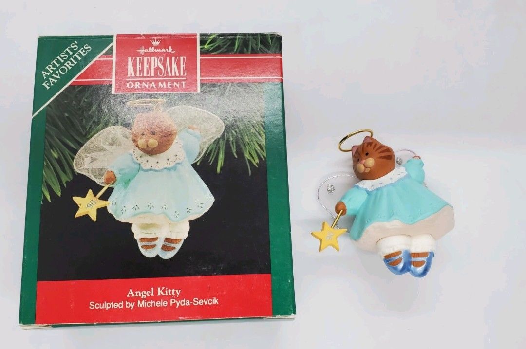 Hallmark Ornament ANGEL KITTY Fairy Angel Cat Wings Wand Signed 1990 Michele
Artist Signed
1990
Pretty Angel Cat In Light Blue Dress With Gauzy Light