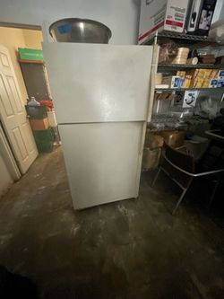 Refrigerator works great w freezer
