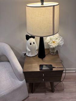 NIGHTSTAND W USB LAMP