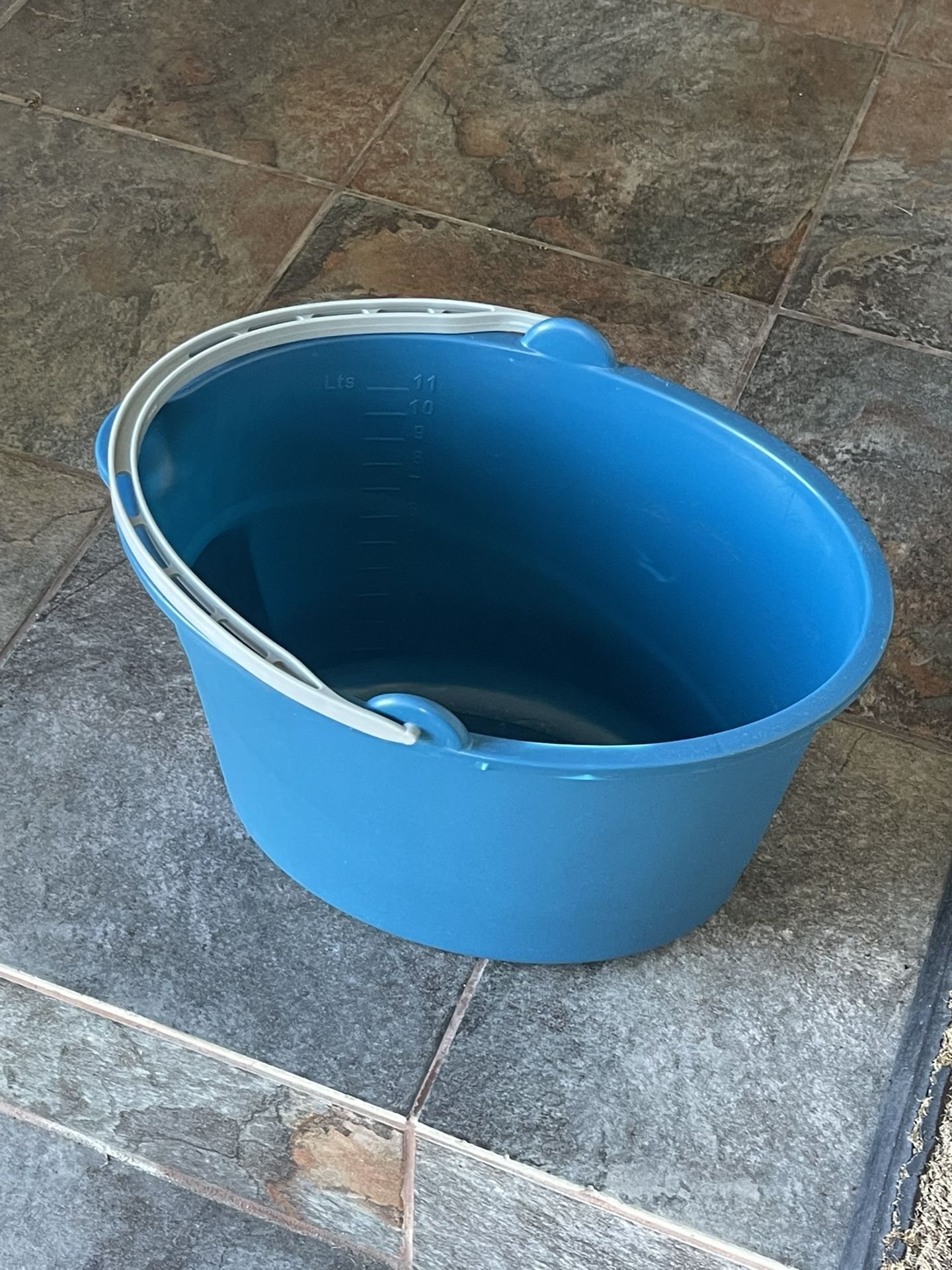 Oval 12-Quart Bucket – Blue