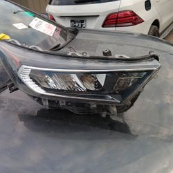 22 Toyota Rav 4 Passager Side Headlight 