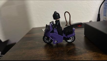 Catwoman 2004 minifig with Mortorcycle