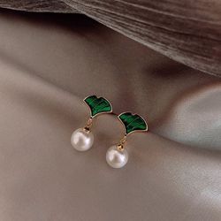 Elegant Green Leaf Pearl Earring With Silver Needle