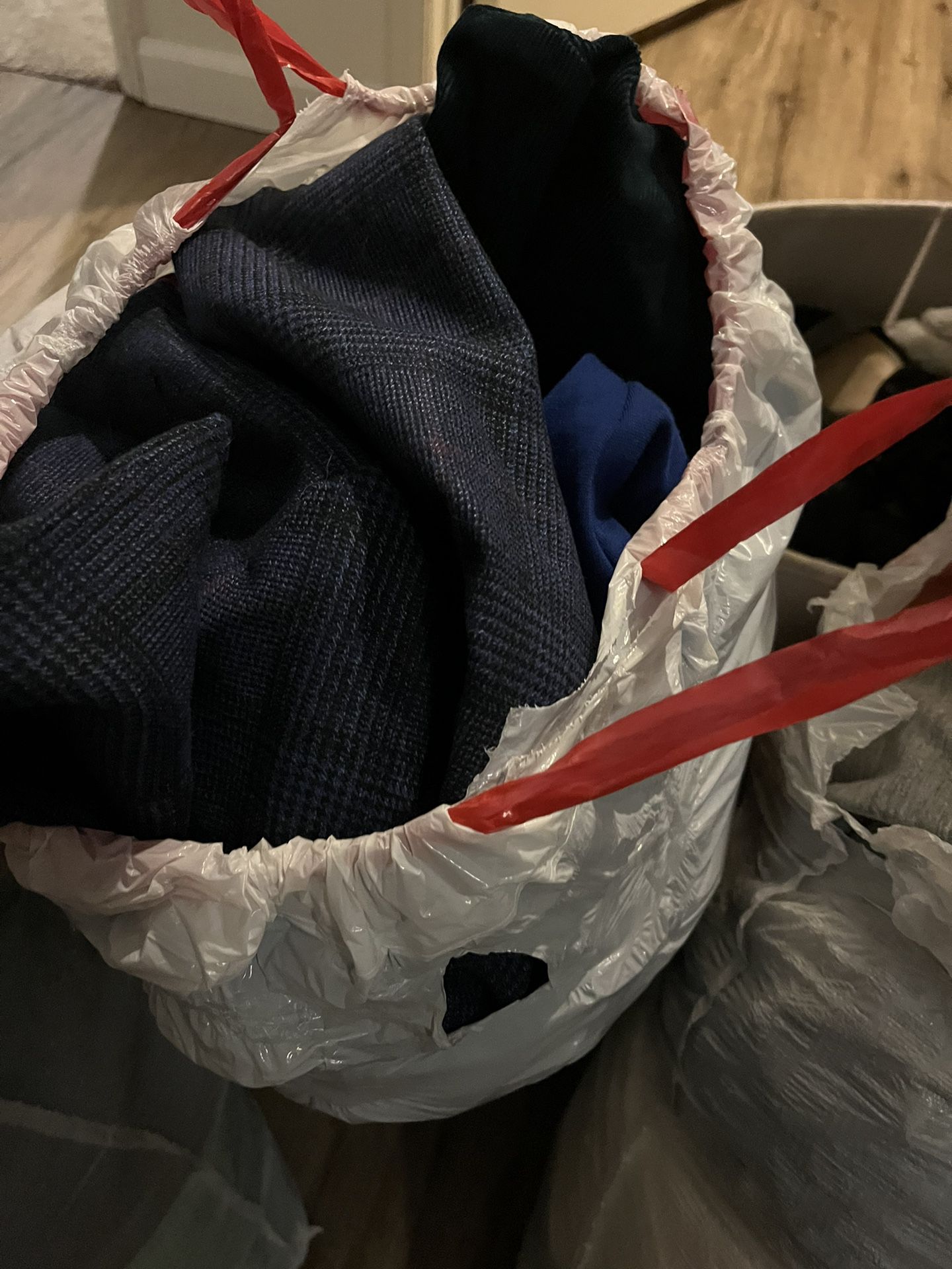 4 bolsas negras de ropa y caja gris for Sale in Chula Vista, CA - OfferUp