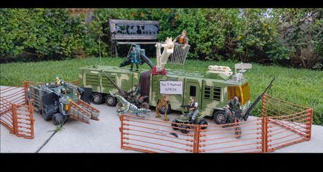 Jurassic Park Lost World Mobile Command Center Toy Playset with Vehicles and Figures