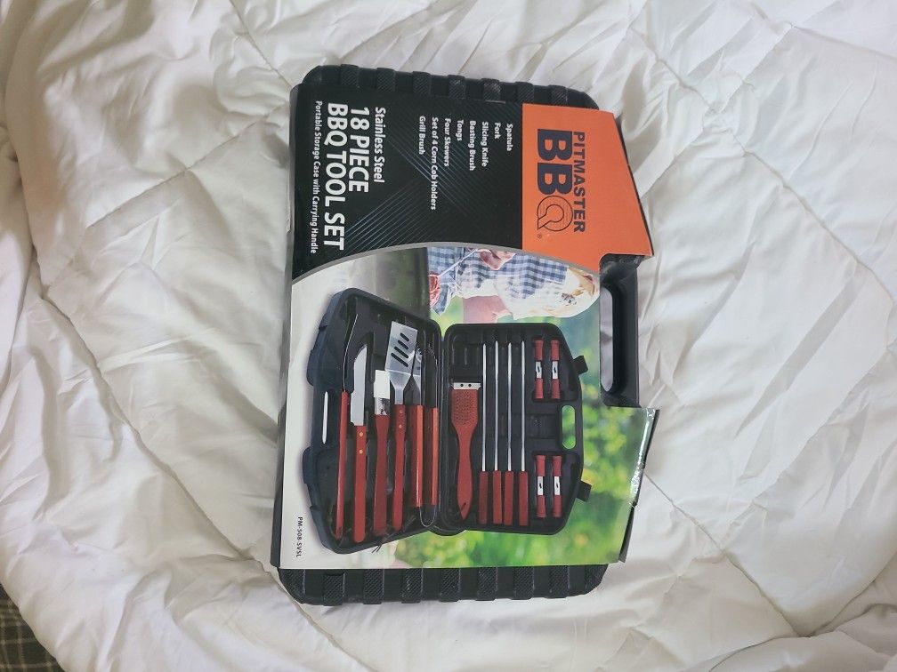 EIGHTEEN PIECE BBQ TOOL SET