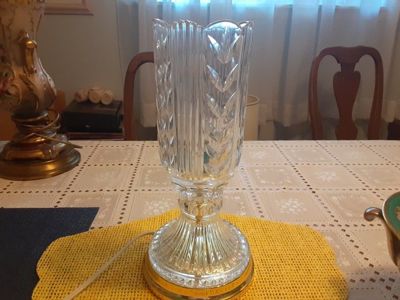 14INCHES TALL REALLY BEAUTIFUL LOOKING VINTAGE CRYSTAL GLASS LAMP