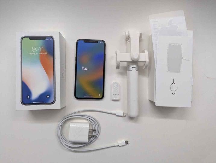 iPhone X 256 GB Unlocked, Works with Any Carrier, Space Gray A1901 + Selfi Stick

