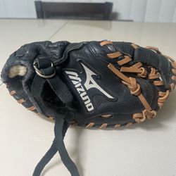 Mizuno GXC105D2 Glove Youth Baseball 32.5 Prospect Catchers Mitt Right Throw . Used in good condition with normal signs of usage. Broken in! 