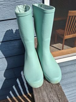 Woman size 9 rain boots
