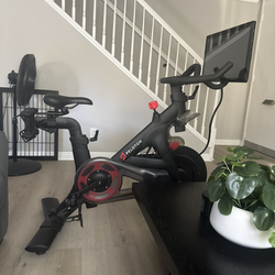 Peloton Bike with New Gen Screen Model PLTN-RB1VO-2 - Very Good Condition