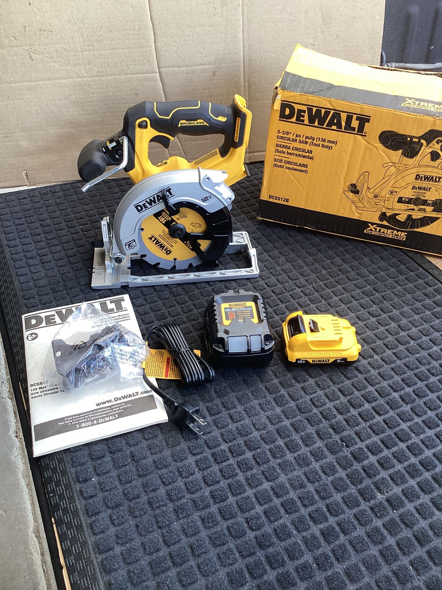 DEWALT XTREME 12-VOLT MAX 5-3/8-IN BRUSHLESS CORDLESS CIRCULAR SAW BATTERY AND CHARGER INCLUDED